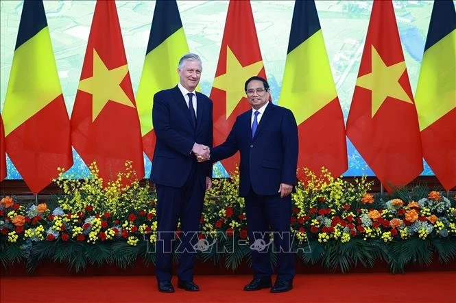 El primer ministro Pham Minh Chinh (derecha) recibe al rey Felipe de Bélgica (Foto: VNA)