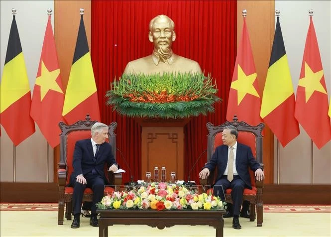 El secretario general del Partido Comunista de Vietnam (PCV), To Lam (derecha) se reúne con el Rey de Bélgica, Felipe (Foto: VNA)