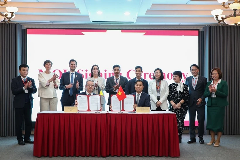 La UNH firma acuerdos de cooperación con sus socios. (Foto: qdnd.vn)