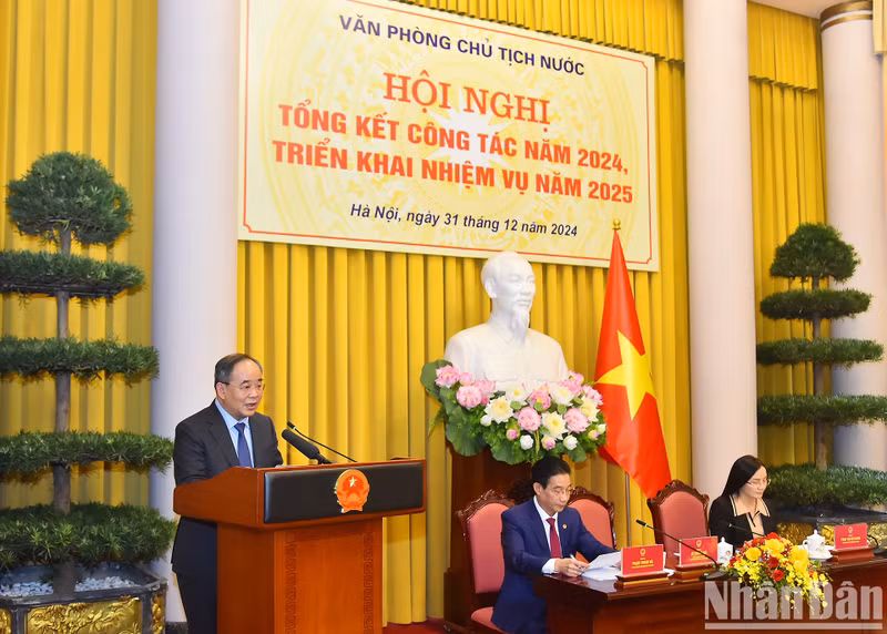 El jefe de la Oficina Presidencial, Le Khanh Hai, pronuncia el discurso inaugural de la conferencia.
