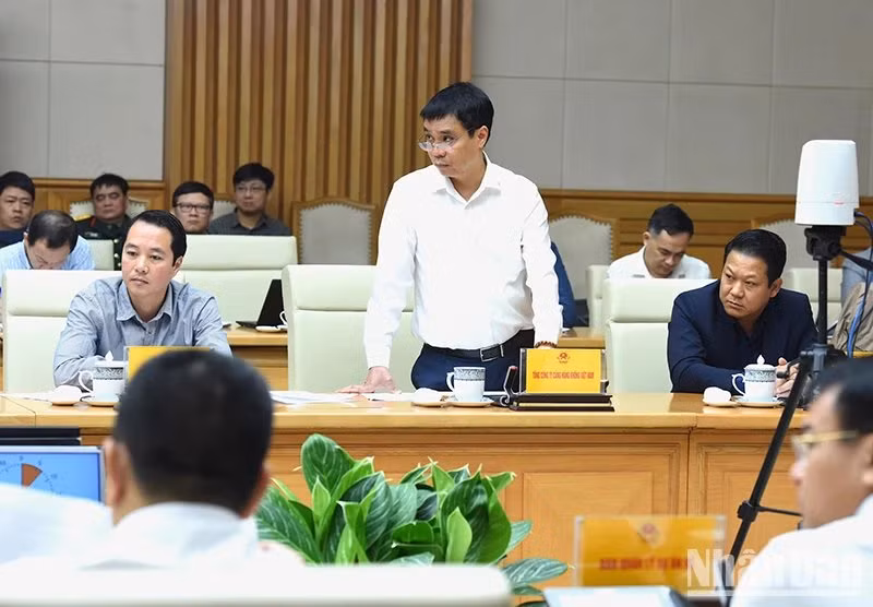 Dirigente de la Corporación Vietnam Airlines habla en la reunión.