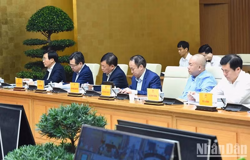 Representantes de los ministerios, departamentos y sectores en la reunión.