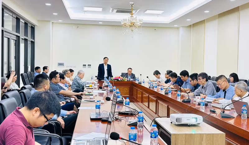 El doctor Nguyen Cao Duc, subjefe de Instituto de Estudios Americanos, habla en el debate.