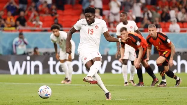 Alphonso Davies desperdició una oportunidad de oro de marcar el primer gol de Canadá en la Copa del Mundo. (Fotografía: Getty Images)