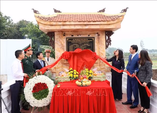 En el acto de homenaje a funcionarios y periodistas vietnamitas y argelinos fallecidos en el accidente aéreo. (Fotografía: VNA)