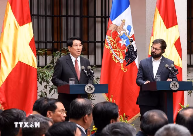El presidente vietnamita, Luong Cuong, y su similar chileno, Gabriel Boric Font, en la rueda de prensa. (Foto: VNA)