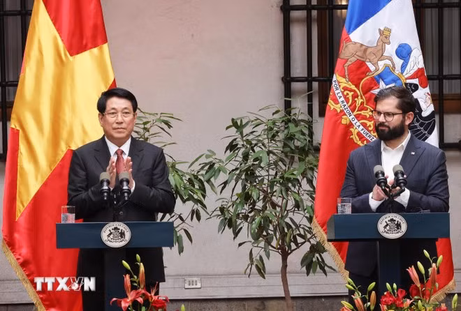 El presidente vietnamita Luong Cuong y su par chileno, Gabriel Boric Font, en la rueda de prensa. (Foto: VNA)