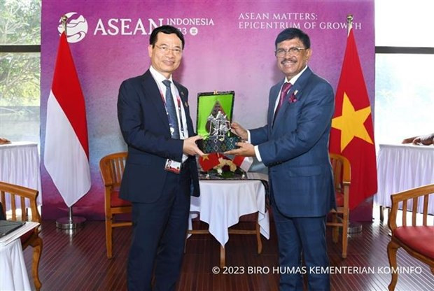 El ministro de Información y Comunicación de Vietnam, Nguyen Manh Hung, y su homólogo indonesio Johnny G. Plate (derecha). (Foto: VNA)