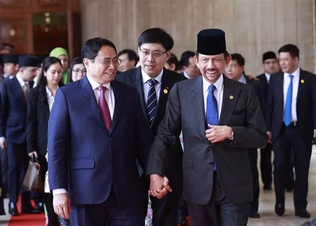 El Sultán Hassanal Bolkiah de Brunei y el primer ministro Pham Minh Chinh. (Fotografía: VNA)