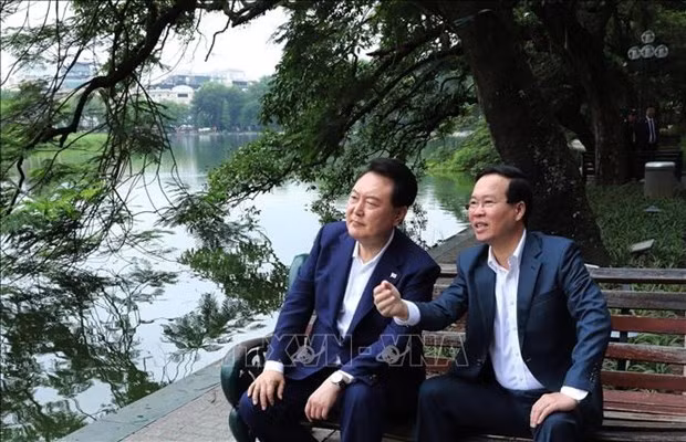 Los presidentes de Vietnam, Vo Van Thuong, y de Corea del Sur, Yoon Suk Yeol, visitan el lago Hoan Kiem. (Fuente:VNA)