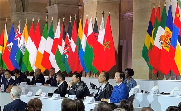 El viceprimer ministro de Vietnam Tran Hong Ha asiste a la sesión de clausura de la Cumbre para un Nuevo Pacto Financiero Mundial. (Fuente: VNA)