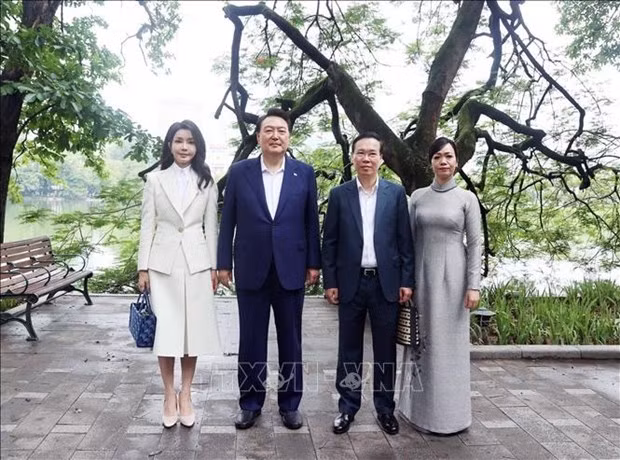 Los dos presidentes de Vietnam y Corea del Sur, Vo Van Thuong y Yoon Suk Yeol visitan el lago de Hoan Kiem con sus esposas, Phan Thi Thanh Tam y Kim Keon Hee, respectivamente. (Fuente:VNA)