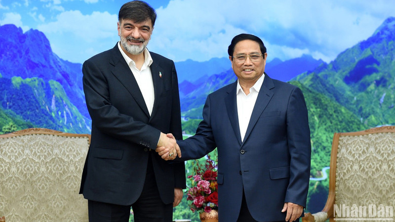 El premier Pham Minh Chính recibe al general de brigada Ahmad Reza Radan, jefe del Comando de Aplicación de la Ley de Irán. 