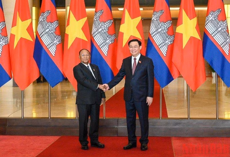El presidente de la Asamblea Nacional de Vietnam, Vuong Dinh Hue (derecha), recibe a su par camboyano, Samdech Heng Samrin. (Fotografía: Nhan Dan)