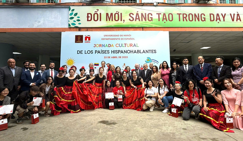 Los delegados y directivos de la Universidad de Hanói, junto con los profesores y estudiantes del Departamento de Español de esta institución universitaria, se hacen una foto de recuerdo. (Foto: Thanh Hang)