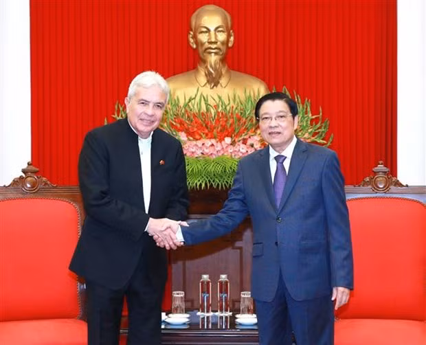 El miembro del Buró Político, secretario del Comité Central del Partido Comunista de Vietnam y jefe de su Comisión de Asuntos Internos, Phan Dinh Trac, recibe al ministro para la Agricultura Productiva y Tierras de Venezuela, Wilmar Castro Soteldo. (Foto: VNA)