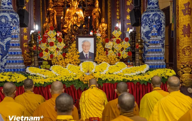 Ceremonia de réquiem para el secretario general Nguyen Phu Trong en la Pagoda Quan Su, Hanói. (Foto: VNA)