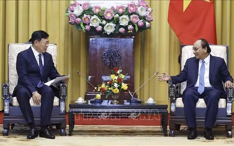 El presidente de Vietnam, Nguyen Xuan Phuc, recibe al presidente de Lotte, Shin Dong-bin (Fotografía: VNA)