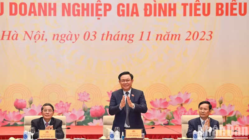 El presidente de la Asamblea Nacional, Vuong Dinh Hue, preside la reunión.