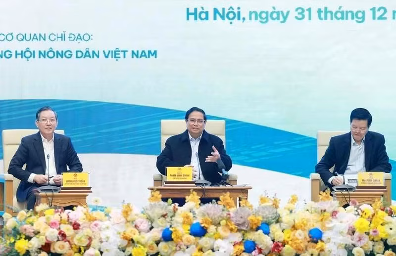 El primer ministro Pham Minh Chinh (centro) preside el diálogo con los agricultores. (Foto: VNA)