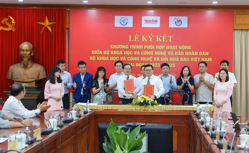 En la ceremonia de la firma. 