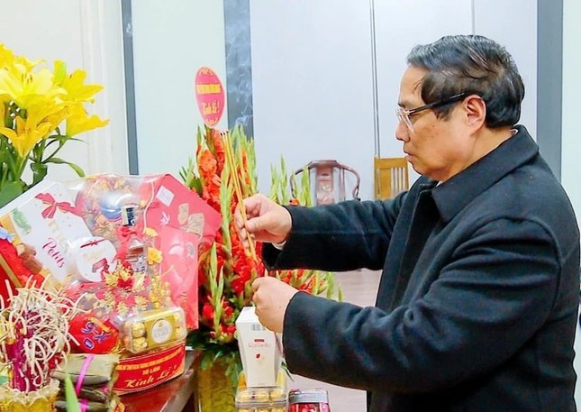 El primer ministro Pham Minh Chinh rinde homenaje al exsecretario general del Partido Comunista de Vietnam, Nguyen Phu Tron,g en su residencia. (Foto: VNA)