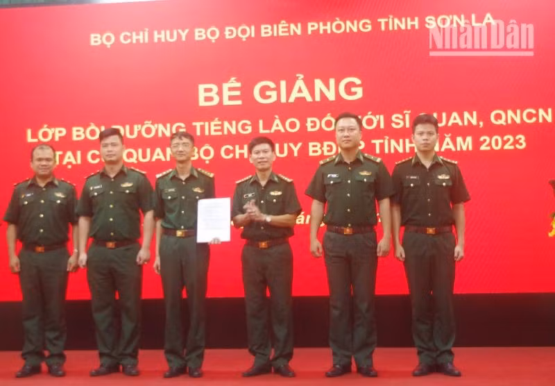 Dirigentes del Comando de la Guardia Fronteriza de Son La entregan certificados a los cursantes. 