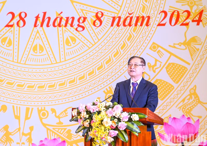 El doctor Phan Xuan Dung, presidente de la Unión de Asociaciones de Ciencia y Tecnología de Vietnam, habla en la ceremonia.