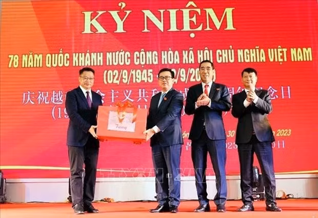 Una delegación del Partido y de las autoridades de las ciudades chinas de Dongxing y Fangcheng visitó la ciudad fronteriza de Mong Cai, en la provincia de Quang Ninh. (Foto: VNA)