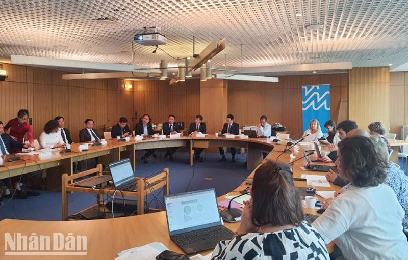 Los líderes de Yen Bai y Val-de-Marne revisan las actividades de cooperación y proponen orientaciones para fomentarla en el futuro.