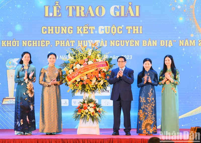 El primer ministro Pham Minh Chinh entrega flores para felicitar a la Unión de Mujeres de Vietnam.
