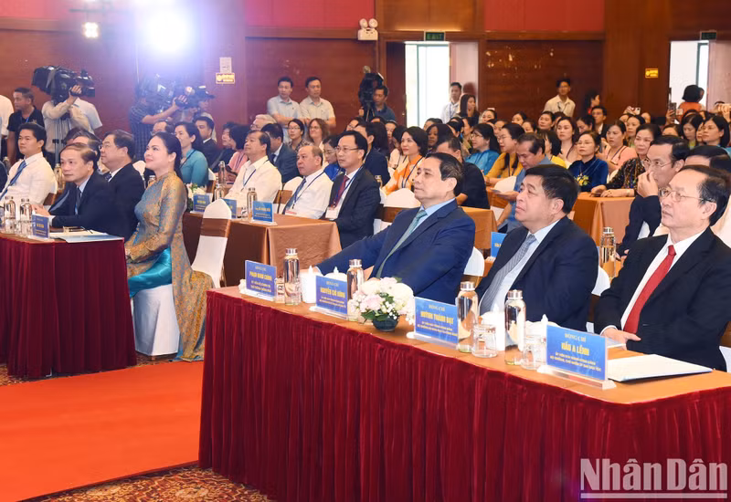 El primer ministro Pham Minh Chinh y los delegados en el evento.