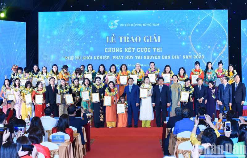 El primer ministro Nguyen Minh Chinh y las ganadoras del concurso.
