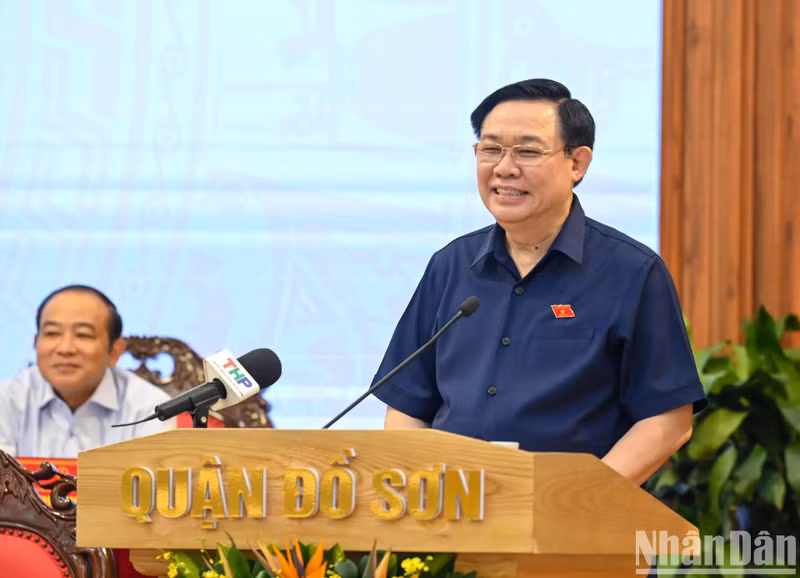 El presidente de la AN, Vuong Dinh Hue responde a las preguntas de los votantes.