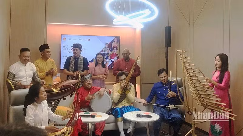 Artistas de C Asean Consonant actúan en la rueda de prensa para anunciar sobre la noche musical. 