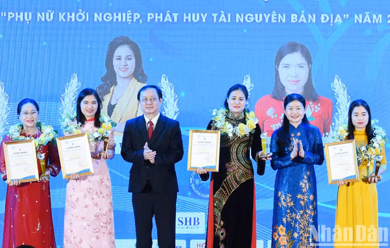 El ministro de Ciencia y Tecnología, Huynh Thanh Dat, entrega el segundo premio a las ganadoras.