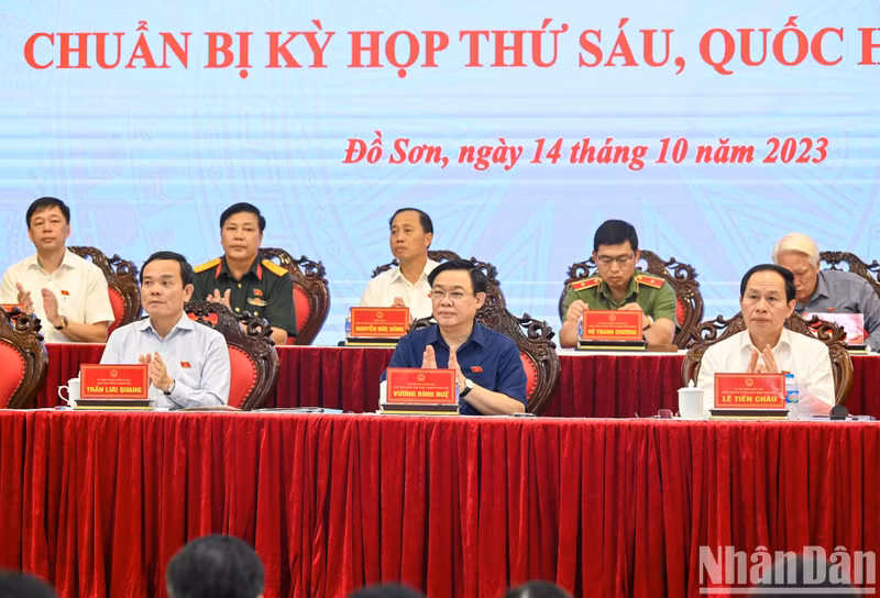 El presidente de la AN, Vuong Dinh Hue, el viceprimer ministro Tran Luu Quang, el secretario del Comité partidista en Hai Phong, Le Tien Chau, y los delegados de la AN en Hai Phong, en la actividad.