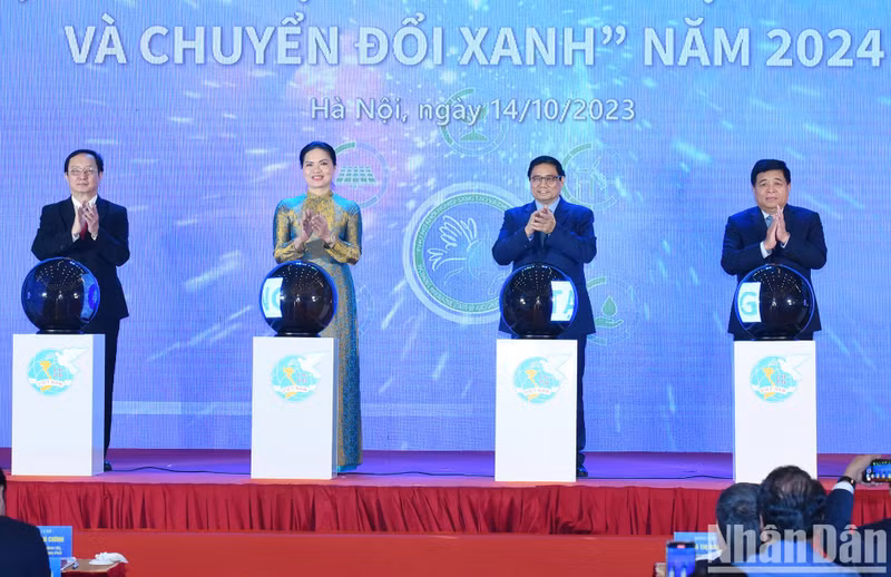 El primer ministro Pham Minh Chinh y los delegados realizan la ceremonia de lanzamiento del concurso "Mujeres en el emprendimiento, la innovación y la transformación verde" en 2024.