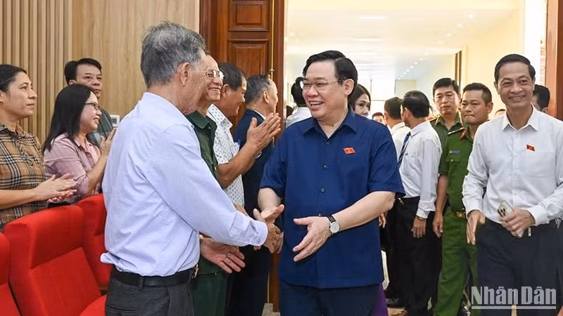 El presidente de la ANV, Vuong Dinh Hue, y los votantes residenes en el distrito de Do Son.
