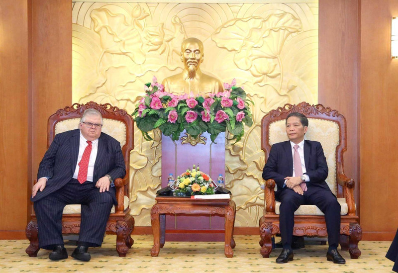 Tran Tuan Anh, miembro del Buró Político y jefe de la Comisión de Asuntos Económicos del Comité Central del Partido Comunista de Vietnam (D) recibe a Agustín Carstens, director general del Banco de Pagos Internacionales. (Foto: baoquocte.vn)