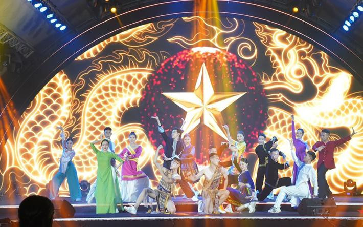 Actuación de la música vietnamita en el programa. (Fotografía: qdnd.vn)