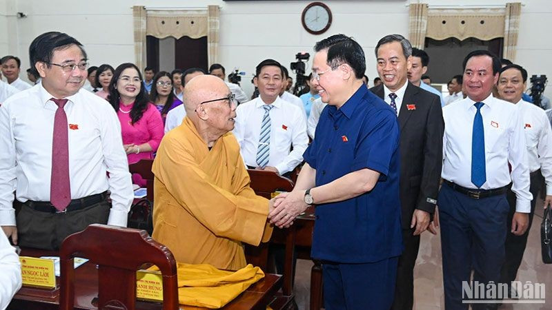 El presidente de la AN, Vuong Dinh Hue, y los asistentes a la reunión.