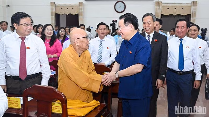 El presidente de la AN, Vuong Dinh Hue, y los asistentes a la reunión.