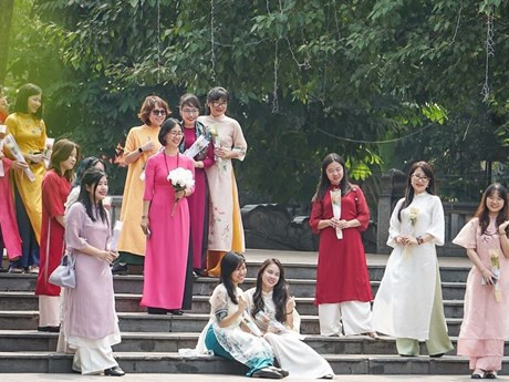Las mujeres vietnamitas con Ao Dai (túnel tradicional de las féminas vietnamitas) en Semana Ao Dai 2024. (Fuente: VNA)