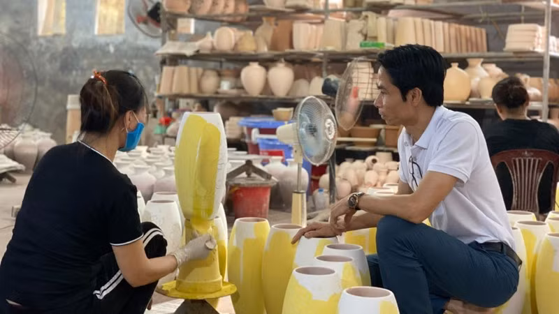 En la aldea de cerámica de Bat Trang, en Hanói.