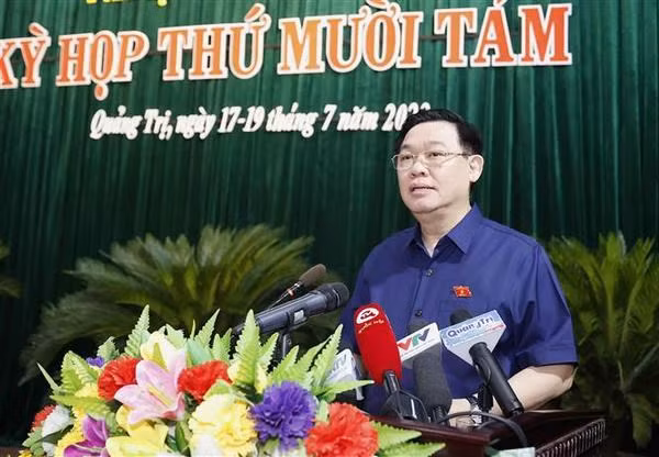 El presidente de la Asamblea Nacional, Vuong Dinh Hue, en la sesión. (Foto: VNA)