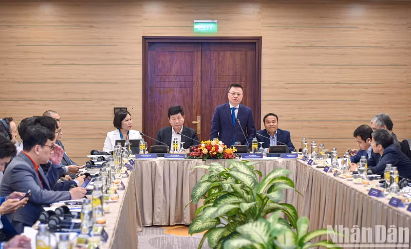 Asistieron al evento Le Quoc Minh, subjefe de la Comisión de Comunicación y Educación del Comité Central del Partido Comunista de Vietnam (PCV), presidente-editor del Nhan Dan y titular de la Asociación de Periodistas del país, y el jefe del mencionado comité, Truong Gia Binh.