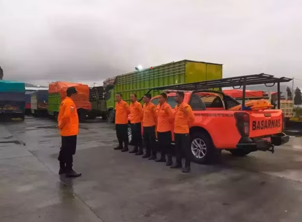 Miembros de la Agencia Nacional de Búsqueda y Rescate (Basarnas) en Ternate, en el norte de Molucas, participan en la misión de búsqueda. (Foto: Basarnas)