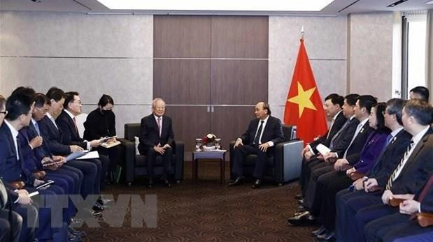 El presidente Nguyen Xuan Phuc (derecha) recibe al presidente y director ejecutivo del Grupo CJ, Sohn Kyung-shik. (Fotografía: VNA)