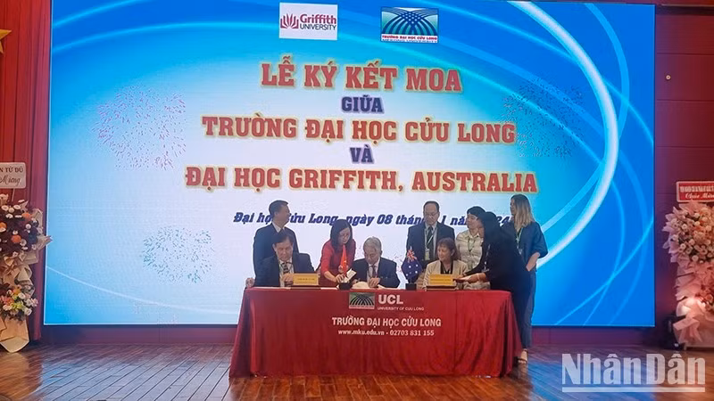 En el acto de firma. 